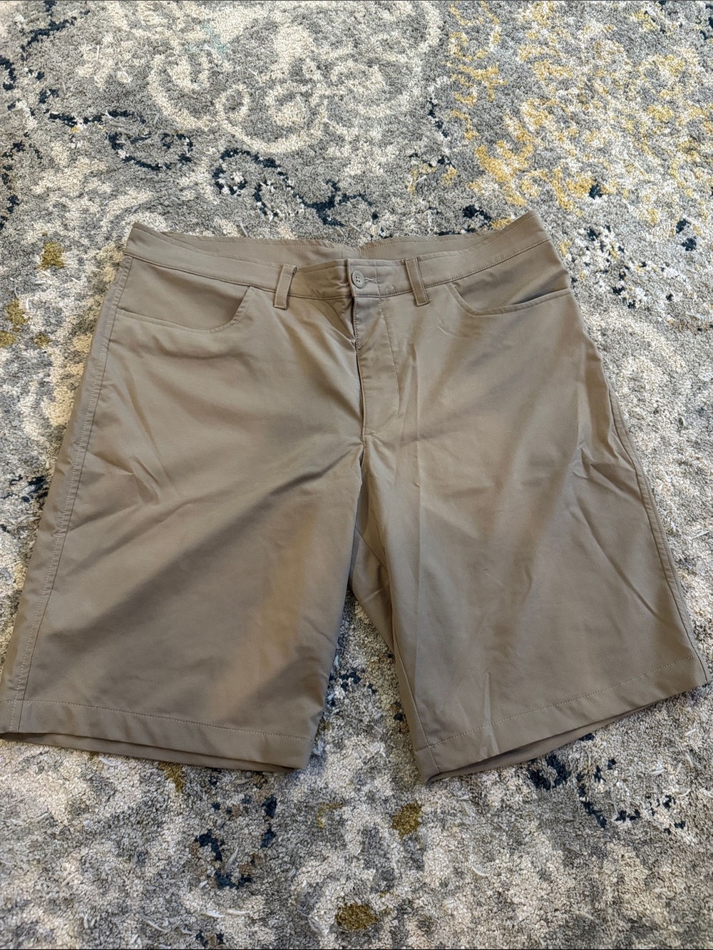Under Armour Men's Flat Front Golf Shorts in Taupe
